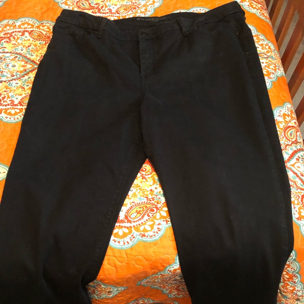 Black Chico’s So Lifting Slim leg Jean size 3; 18 US